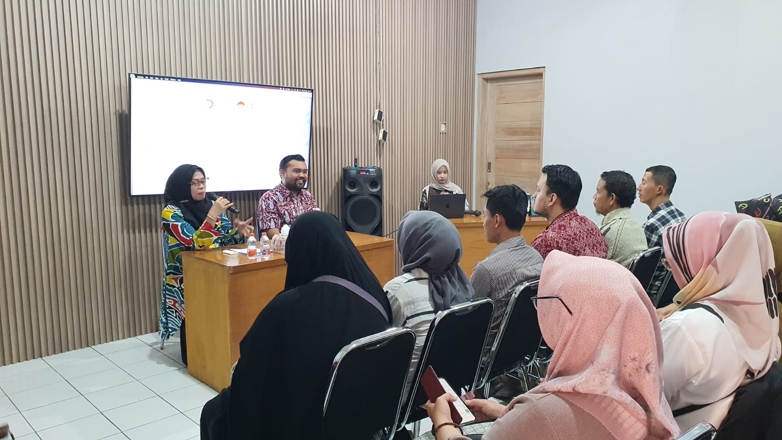TINGKATKAN DAYA SAING IKM, DISKUMINDAG GELAR SOSIALISASI ASPEK PERIZINAN
